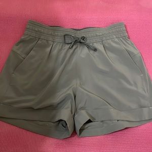 Lululemon athletic shorts with pockets